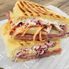 Pastrami con Emmental y Coleslaw