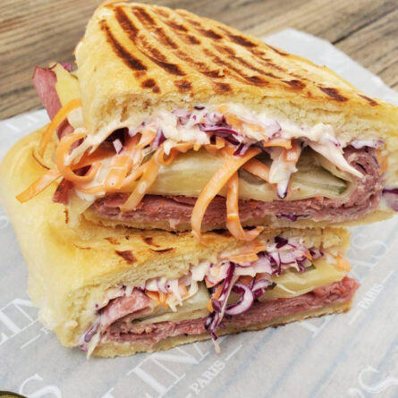 Pastrami con Emmental y Coleslaw