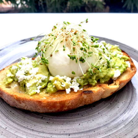 Tostada de Aguacate con Huevo Poché