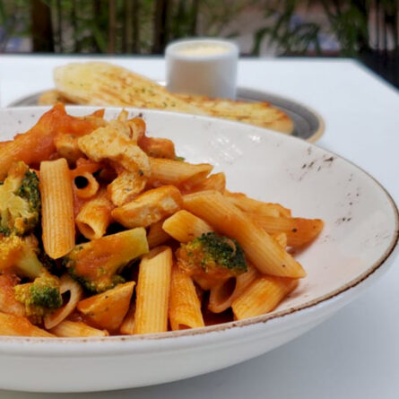 Penne con Pollo y Brócoli