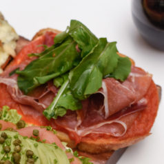 Jamón Serrano  y Mozzarella sobre Pan Tumaca