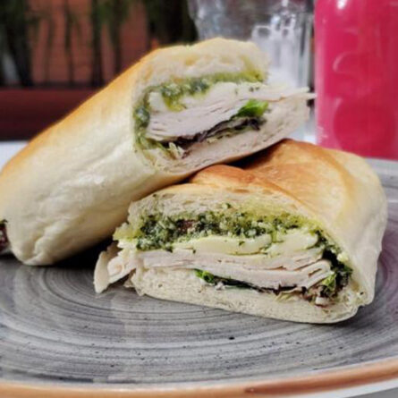 Pollo  Mozzarella y Pesto