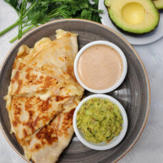 Quesadillas con Camarones y Salsa Chipotle
