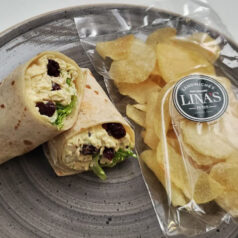 Wrap de Ensalada de Pollo al Curry