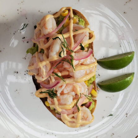 Tostada de Aguacate Camarones y Mayonesa Picante