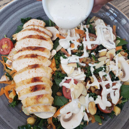 Bowl de Pollo Espinaca Kale y Tahini