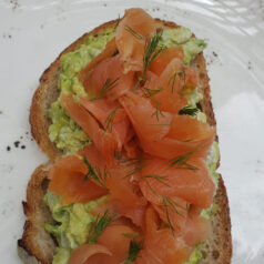 Tostada de Aguacate con Salmón Ahumado