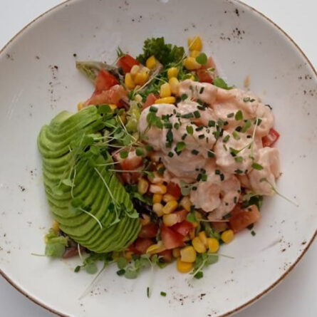 Bowl de Camarones Aguacate y Maíz