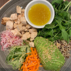 Bowl de Pollo con Rugula y Vinagreta de Jengibre