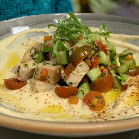 Chopped Salad con Hummus y Pollo